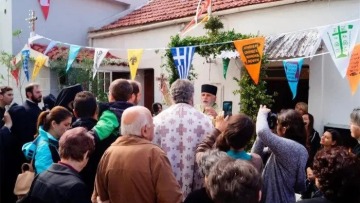 Σε εκκλησάκι στα Χανιά εμφανίστηκε ο παπά Δημήτρης Λουπασάκης - Βίντεο και φωτογραφίες