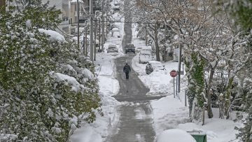 Καιρός: Νέο έκτακτο από την ΕΜΥ - Χιόνια μέχρι το απόγευμα στην Αττική 