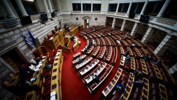 Βουλή: ΝΔ και ΠΑΣΟΚ ψηφίζουν την τροπολογία «μπλόκο» στον Κασιδιάρη - «Παρών» ο ΣΥΡΙΖΑ