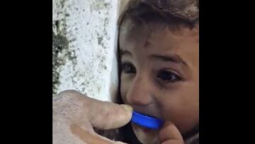 Σεισμός Τουρκία: Μάχη για μικρό αγόρι στα χαλάσματα - Πίνει νερό από καπάκι για να επιζήσει