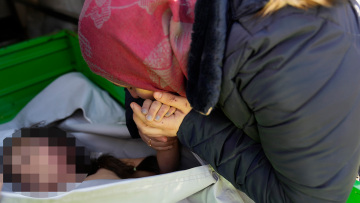 Σεισμός στην Τουρκία: «Ένα τελευταίο φιλί στην κόρη μου» - Συγκλονίζει ο αποχαιρετισμός μητέρας στο νεκρό παιδί της