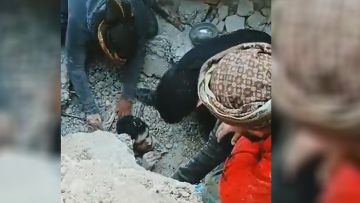  Σεισμός στην Τουρκία: Σκάβουν με τα χέρια για να ανασύρουν επιζώντα από το συντρίμμια – Δείτε βίντεο