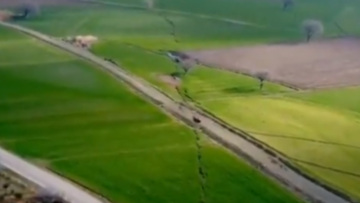 Σεισμός στην Τουρκία: Ασύλληπτες εικόνες από το ρήγμα - Κόπηκε η γη στα δύο (βίντεο)