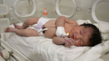 Σεισμός σε Τουρκία και Συρία: Χιλιάδες άνθρωποι θέλουν να υιοθετήσουν τη μικρή Aya που γεννήθηκε στα χαλάσματα