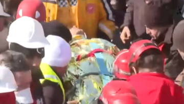 Σεισμός στην Τουρκία: Πενταμελής οικογένεια απεγκλωβίστηκε από τα ερείπια μετά από 129 ώρες