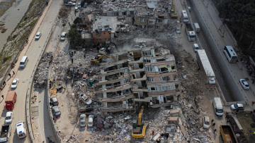 Σεισμός στην Τουρκία: «Επικήρυξαν» τους κατασκευαστές των... χάρτινων κτιρίων - 12 συλλήψεις 