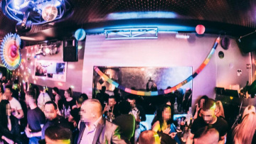 Πετρούπολη: «Είμαι παντρεμένη, άφησέ με» - Υπό την απειλή όπλου ο βιασμός της 28χρονης σε μπαρ