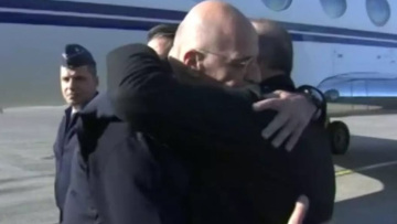 Τουρκία: Ο Τύπος για τον θερμό εναγκαλισμό Δένδια – Τσαβούσογλου στις σεισμόπληκτες περιοχές