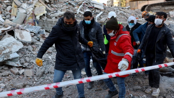 Σεισμός στην Τουρκία: Ένα 6χρονο κορίτσι και μια 70χρονη διασώθηκαν έπειτα από 178 ώρες στα ερείπια