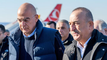 Σεισμός στην Τουρκία: Ο εναγκαλισμός Δένδια - Τσαβούσογλου και οι νέες ισορροπίες ανάμεσα στις δυο χώρες 