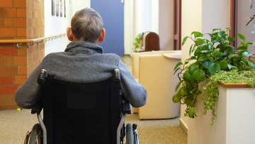 Κορυδαλλός: «Έπεφτε ξύλο στους ασθενείς» - Βίντεο από τις άθλιες συνθήκες στο γηροκομείο