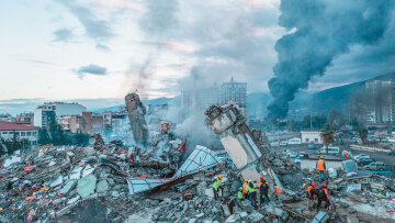 Σεισμός στην Τουρκία: Η τραγωδία μόλις άρχισε - Οργή κατά Ερντογάν για τους «φιλικούς εργολάβους»