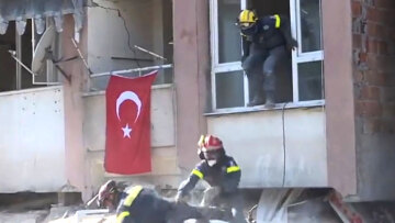 Σεισμός στην Τουρκία: Διασώστες βγαίνουν έντρομοι από κτήριο μετά από μετασεισμό