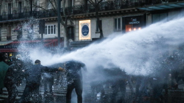 Γαλλία: Πολιτική κρίση - Πάνω από το 60% κατά της κυβέρνησης λόγω συνταξιοδοτικού 