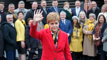 Σκωτία: Με δάκρυα στα μάτια η Νίκολα Στέρτζον ανακοίνωσε την παραίτησή της από την πρωθυπουργία