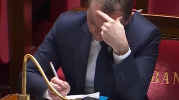 Γαλλική Εθνοσυνέλευση: Την ώρα που γινόταν συζήτηση για το συνταξιοδοτικό ο υπουργός Εργασίας... έλυνε σταυρόλεξο