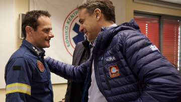 Το «ευχαριστώ» του Μητσοτάκη στους άνδρες της ΕΜΑΚ: Είμαστε βαθιά υπόχρεοι – Φωτογραφίες