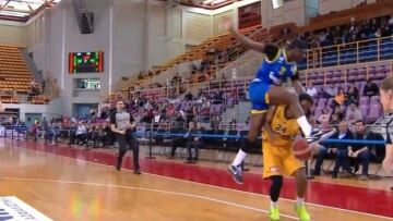  ΑΕΚ - Περιστέρι bwin: Ο Φρανσίσκο γκρέμισε τον Γουίλιαμς μετά από προσποίηση 