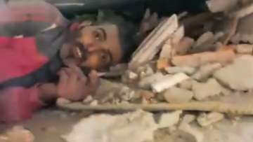 Σεισμός στην Τουρκία: Πέθανε στο ασθενοφόρο το 13χρονο παιδί - Το συγκλονιστικό βίντεο με τη διάσωση 49χρονου