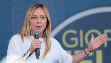 Η Μελόνι ανέλαβε την ευθύνη για τον έκτακτο φόρο στις τράπεζες και την... υποχώρηση