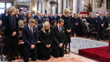 Μνημόσυνο τέως βασιλιά Κωνσταντίνου: Συγκίνηση στη Μητρόπολη - Γονάτισαν τα παιδιά του