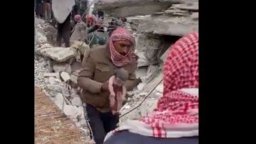 Συρία: Nεογέννητο που έχασε όλη του την οικογένεια στον σεισμό βρήκε αγκαλιά στους θείους του