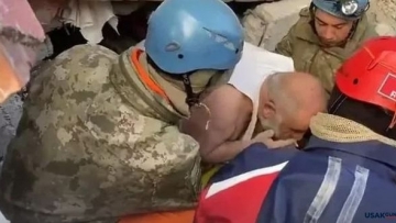 Σεισμός στην Τουρκία: «Έστριβα τσιγάρο και κάπνιζα» λέει 60χρονος που έμεινε εγκλωβισμένος 56 ώρες