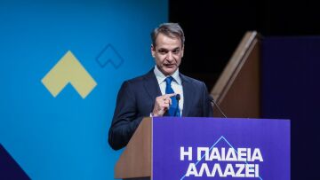 «Είμαστε με τις βιβλιοθήκες και όχι με τις βαριοπούλες» απάντησε ο Μητσοτάκης σε ακτιβιστές που τον διέκοψαν