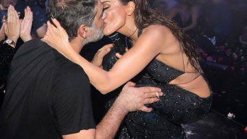 Δέσποινα Βανδή: Αποθέωσε τον Βασίλη Μπισμπίκη στην πρεμιέρα της νέας του παράστασης