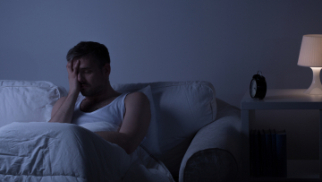 Δεν κοιμάστε καλά τα βράδια; Ποιος σοβαρός κίνδυνος απειλεί την καρδιά σας