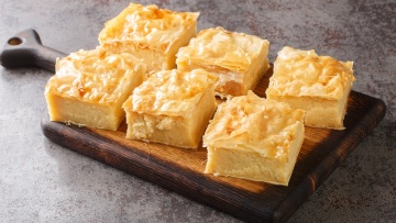 Γαλατόπιτα, γαλακτομπούρεκο, ρυζόγαλο: τα αγαπημένα γλυκά της Τυρινής (+συνταγές)