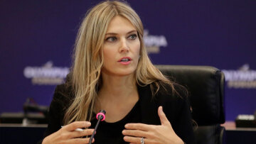 Εύα Καϊλή - Politico: Το ένταλμα σύλληψης αναφέρεται σε «αρκετά εκατομμύρια ευρώ»