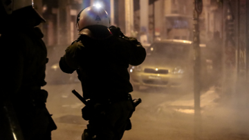 Εξάρχεια: Δύο επιθέσεις με μολότοφ και φωτοβολίδες σε διμοιρίες των ΜΑΤ - Φωτιά σε σταθμευμένα οχήματα