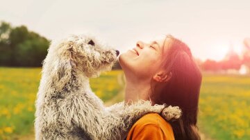 Μια ψυχολόγος αποκαλύπτει τις τέσσερις συνήθειες των ευτυχισμένων ανθρώπων