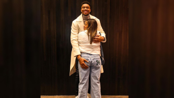 Γιάννης Αντετοκούνμπο: Έβαλε το χέρι του στα οπίσθια της συζύγου του και το Twitter τρελάθηκε