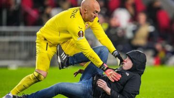  Europa League: Οπαδός της Αϊντχόφεν προσπάθησε να επιτεθεί στον τερματοφύλακα της Σεβίλλης αλλά τις... έφαγε! 