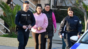 Super Κική: Μεταφέρεται από τα κρατητήρια στην Ευελπίδων για να απολογηθεί - Δείτε φωτογραφίες και βίντεο