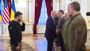 Πόλεμος στην Ουκρανία: Δακρύζει από συγκίνηση ο Ζελένσκι με την επίσκεψη Μπάιντεν στο Κίεβο - Βίντεο