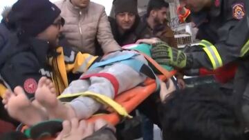 Σεισμός στην Τουρκία: Είμαι τυχερή που ήταν εκεί οι Έλληνες διασώστες, λέει η μικρή Φατμά