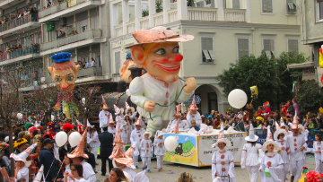 Σε έντονους καρναβαλικούς ρυθμούς η Πάτρα - Στους δρόμους πάνω 50.000 καρναβαλιστές