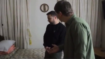 Ουκρανία: «Εδώ μένω έναν χρόνο» λέει ο Ζελένσκι και δείχνει το δωμάτιό του - Δείτε βίντεο