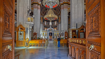 Σαλαμίνα: Ιερέας σε αμόκ έβρισε, χτύπησε και κλείδωσε πιστούς μέσα σε εκκλησία!