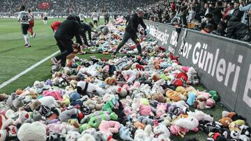 Τουρκία: Οπαδοί της Μπεσίκτας έριξαν στο στάδιο λούτρινα για τα παιδιά-θύματα των φονικών σεισμών - Δείτε βίντεο