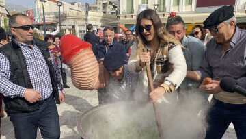 Τύρναβος - «Μπουρανί»: Γιορτάστηκε το διονυσιακό έθιμο του... φαλλού της Καθαράς Δευτέρας - Δείτε βίντεο