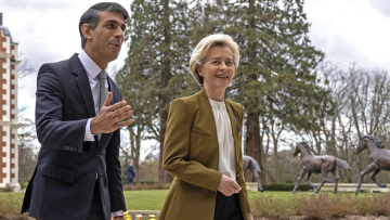 Brexit: Συμφωνία Σούνακ με Φον ντερ Λάιεν - Έδωσαν τα χέρια για τη Βόρεια Ιρλανδία