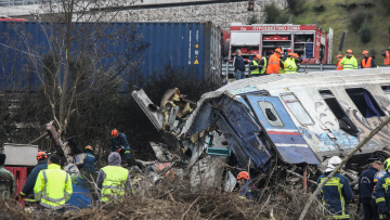 Σύγκρουση τρένων στη Λάρισα: Σε εξέλιξη αναγνώριση των θυμάτων - «Είναι τρομακτική διαδικασία για τους γονείς», λέει o Πλεύρης