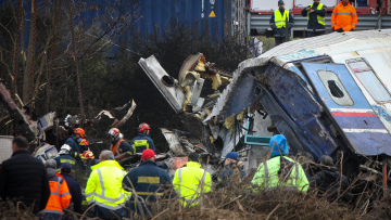 Σύγκρουση τρένων: «Αναποδογυρίζαμε και καιγόμασταν μέσα στο βαγόνι» - Νέες οι μαρτυρίες από την τραγωδία