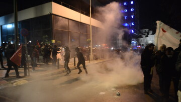 Επεισόδια στο Σύνταγμα και έξω από τα γραφεία της Hellenic Train - Κλειστή η Συγγρού από το ύψος του σταθμού μετρό «Φιξ»