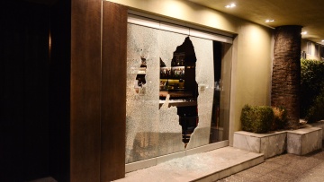 Επεισόδια και χημικά στο κέντρο της Αθήνας - Άγνωστοι κατέστρεψαν στάσεις λεωφορείων και τζαμαρία ξενοδοχείου