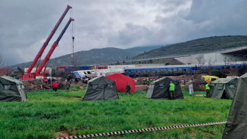 Σύγκρουση τρένων στη Λάρισα: Συγκλονιστικές εικόνες από το σημείο της τραγωδίας - Ο Στρατός στήνει σκηνές (βίντεο)